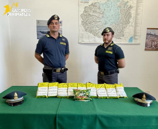 Tabacco di contrabbando, sequestri in due negozi a Cuneo